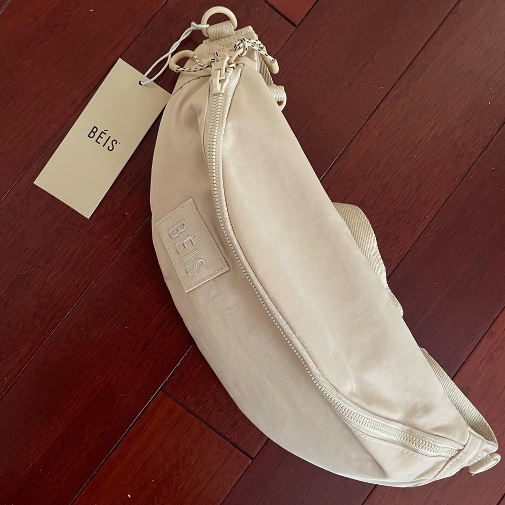 NWT Béis The Sport Pack in Beige.